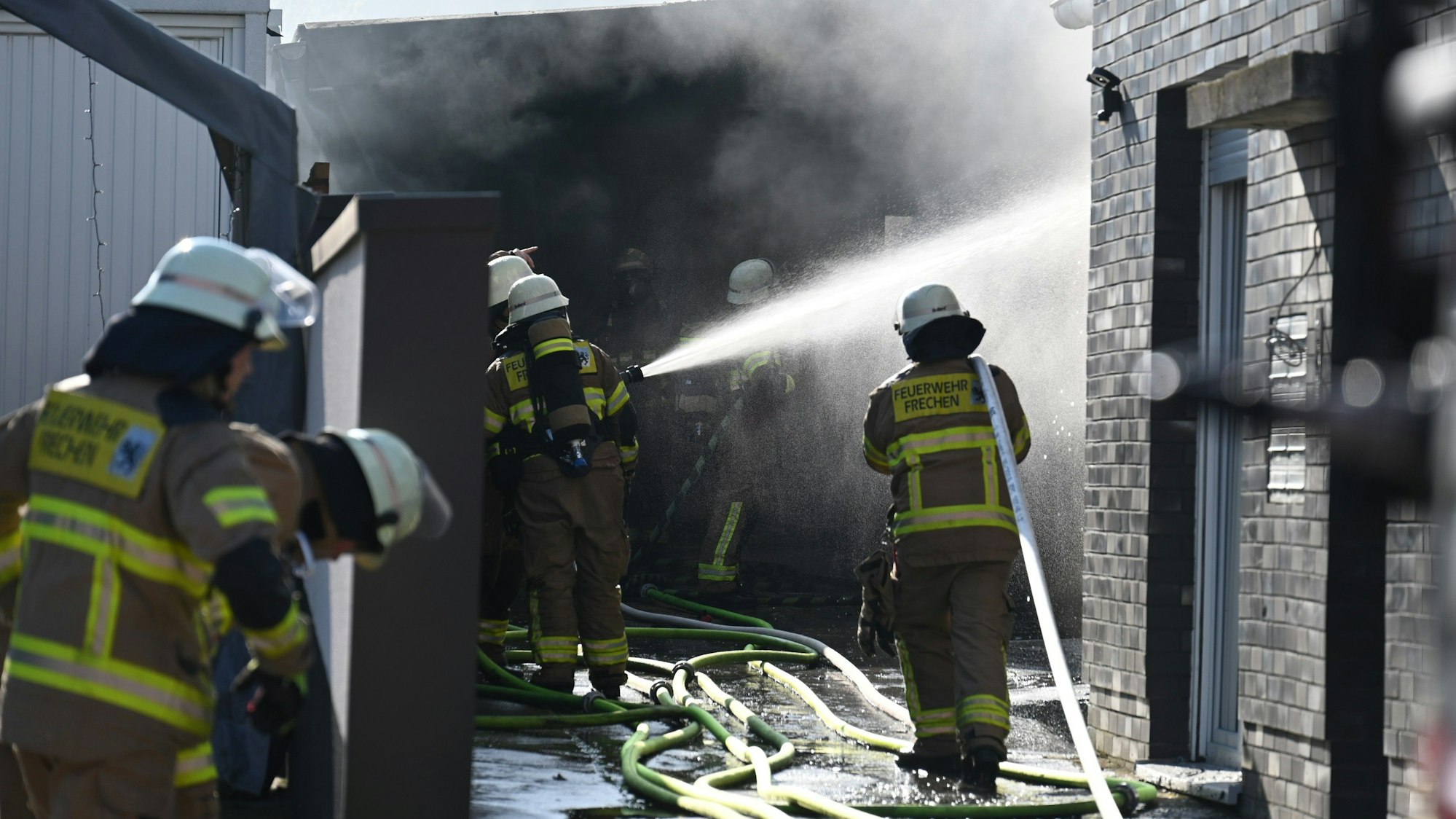 Auf dem Bild sind Löscharbeiten der Feuerwehr zu sehen.