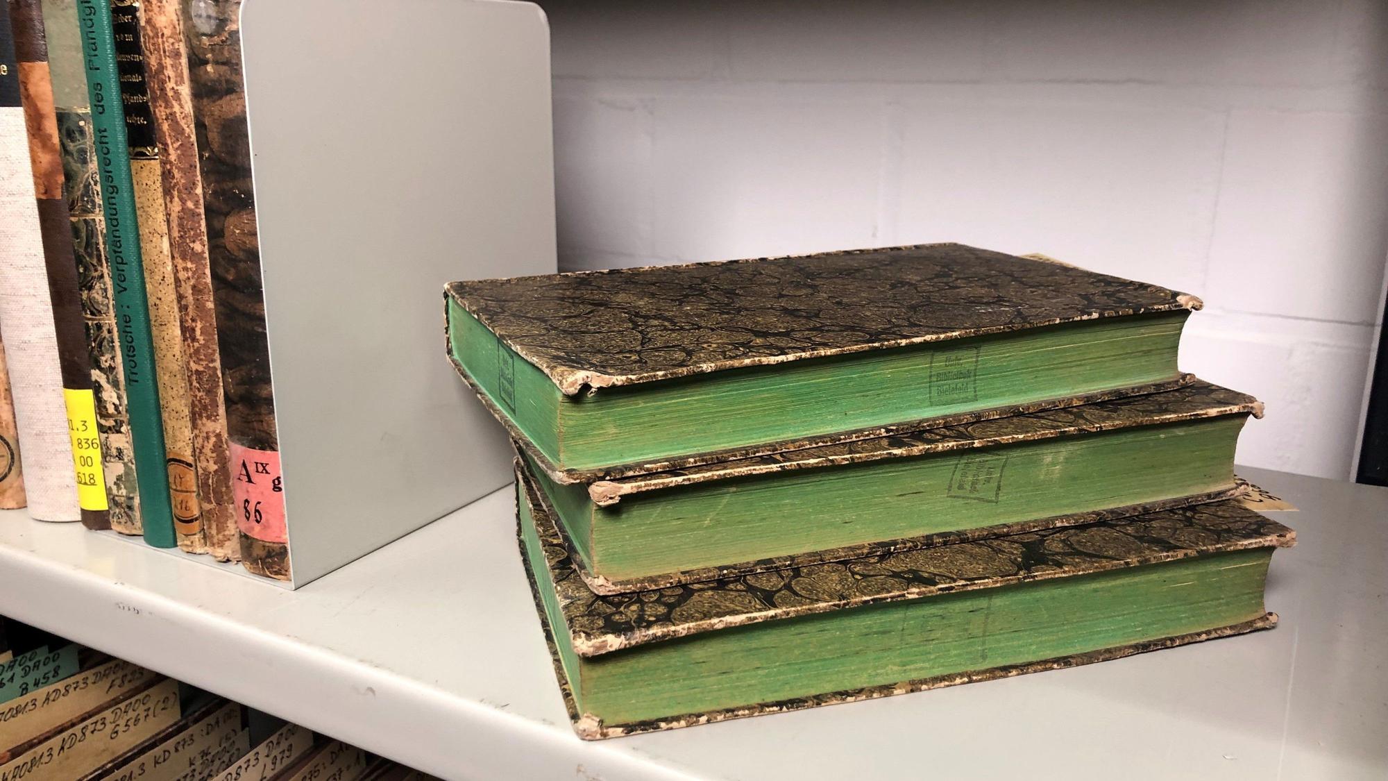 Stapel mit Büchern mit grünem Buchschnitt
