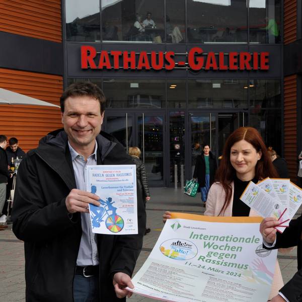 Sozialdezernent Alexander Lünenbach, Susann Peters, Leiterin Kommunales Integrationszentrum, Oberbürgermeister Uwe Richrath präsentieren das Leverkusener Programm im Rahmen der Internationalen Wochen gegen Rassismus