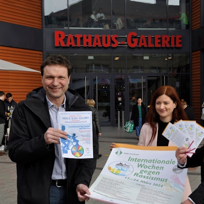 Sozialdezernent Alexander Lünenbach, Susann Peters, Leiterin Kommunales Integrationszentrum, Oberbürgermeister Uwe Richrath präsentieren das Leverkusener Programm im Rahmen der Internationalen Wochen gegen Rassismus