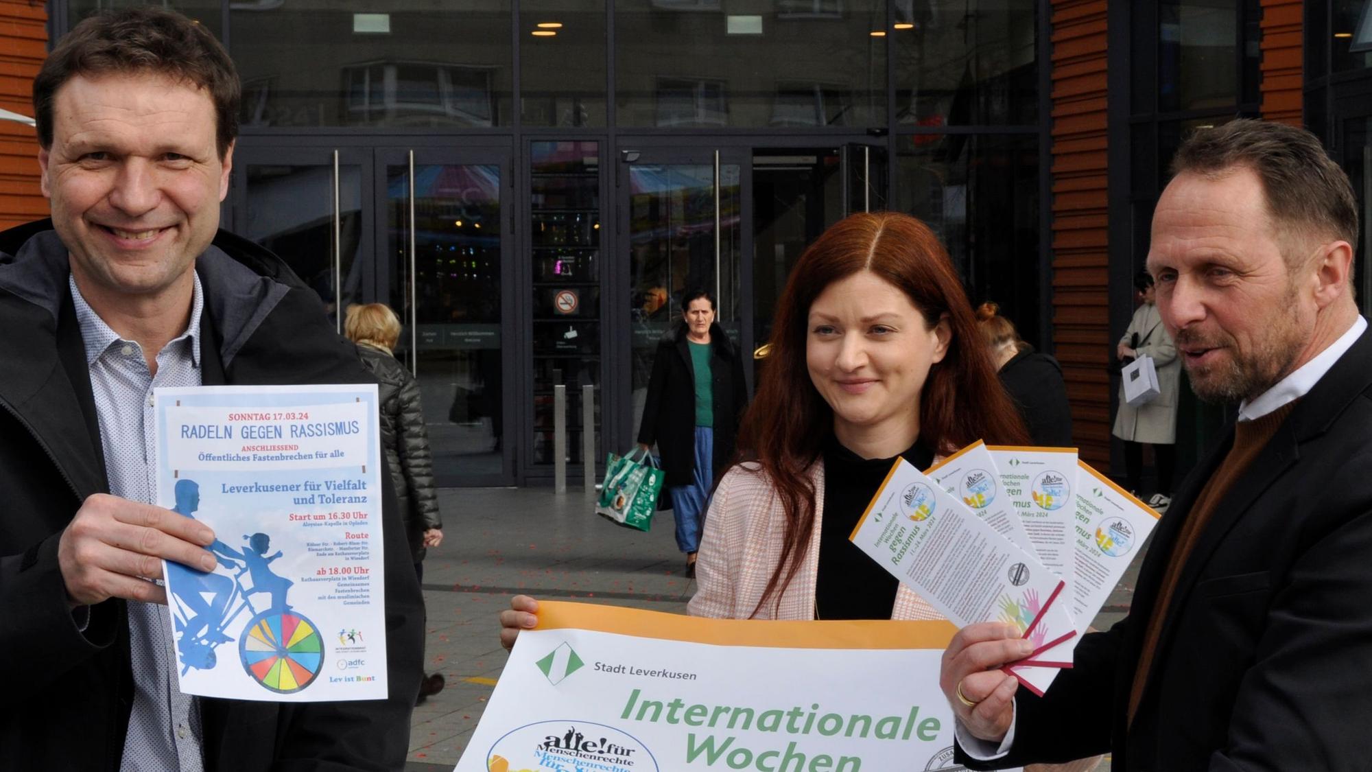 Sozialdezernent Alexander Lünenbach, Susann Peters, Leiterin Kommunales Integrationszentrum, Oberbürgermeister Uwe Richrath präsentieren das Leverkusener Programm im Rahmen der Internationalen Wochen gegen Rassismus