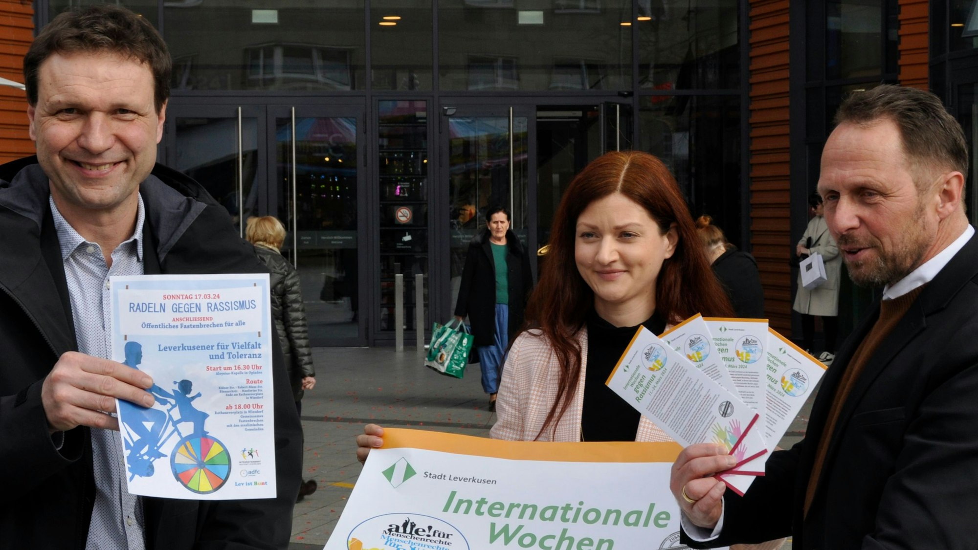 Sozialdezernent Alexander Lünenbach, Susann Peters, Leiterin Kommunales Integrationszentrum, Oberbürgermeister Uwe Richrath präsentieren das Leverkusener Programm im Rahmen der Internationalen Wochen gegen Rassismus