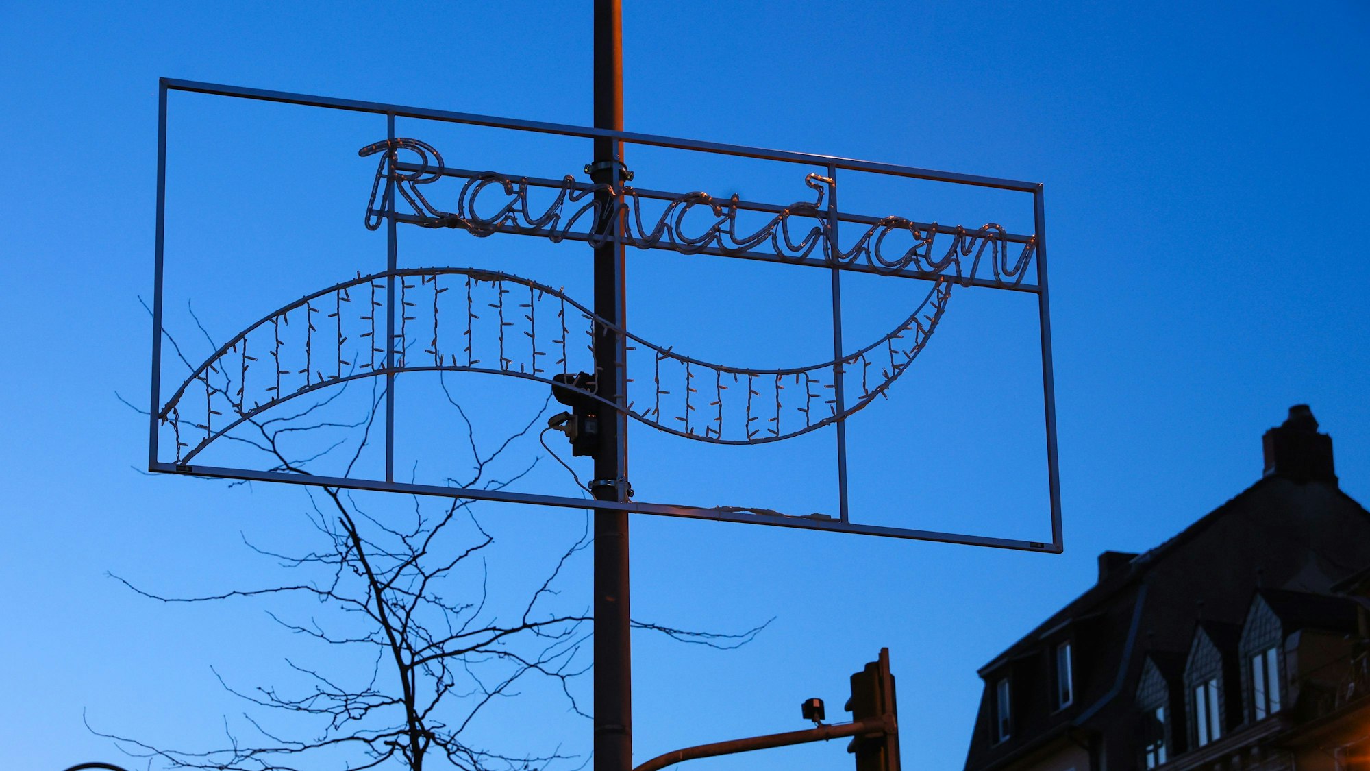 Noch ist hier alles dunkel, ab Samstag soll der „Ramadan“-Schriftzug an der Venloer Straße in Köln dann aber leuchten.
