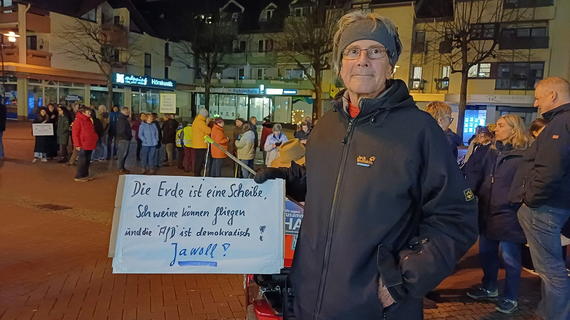 100 bis 150 Menschen kamen zur Gegendemo zu einer AfD-Veranstaltung auf den Marktplatz Brückerfeld.
