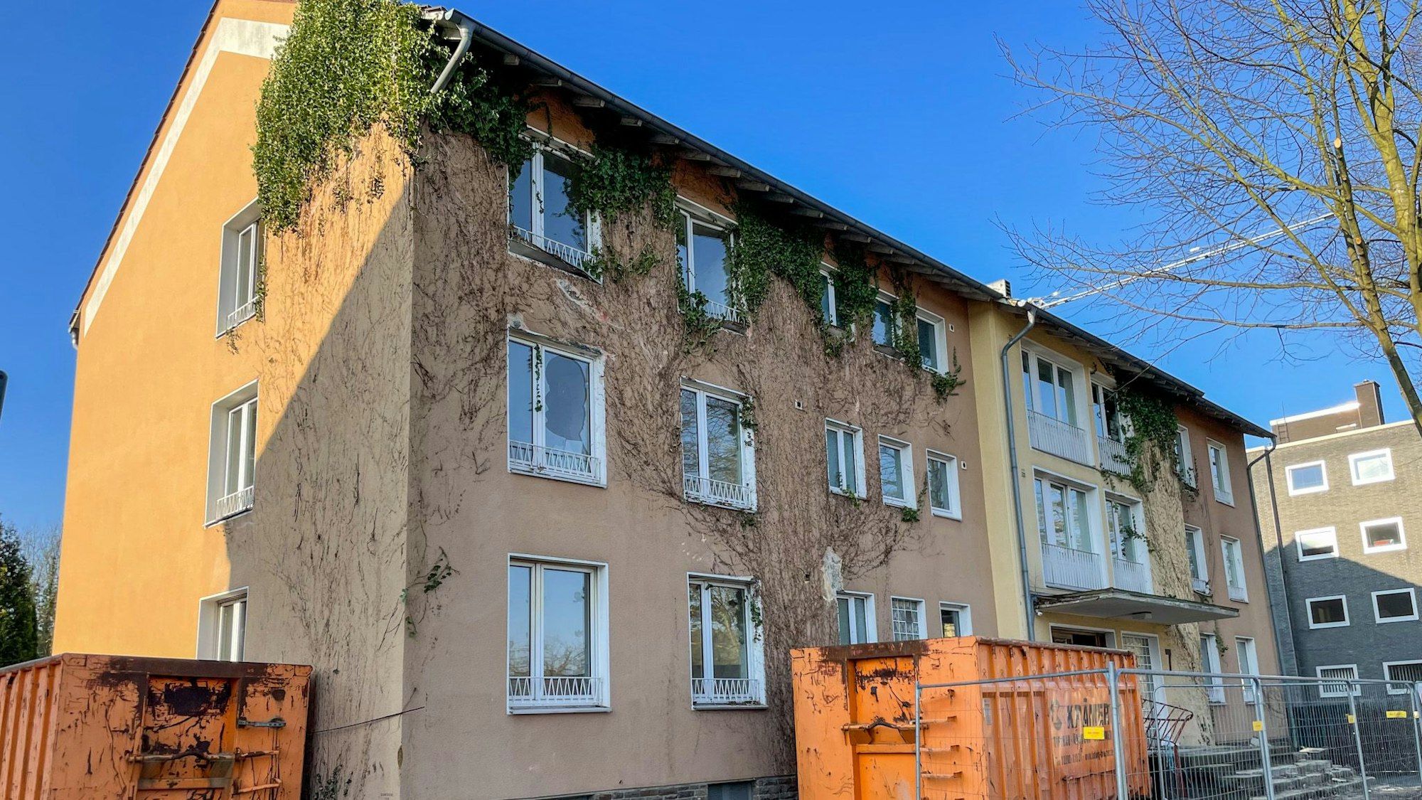 Die Abbrucharbeiten am Christophorushaus in Schlebusch haben begonnen.