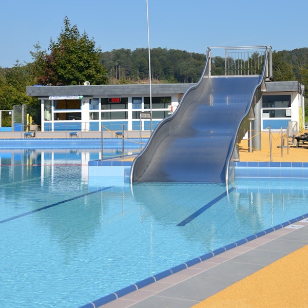 Das Panoramabad in Engelskirchen ist immer wieder in Reiseführern zu finden, jetzt auch in einem Buch zu entspannten Auszeiten im Bergischen Land. Unser Foto zeigt die Rutsche in dem Freibad.