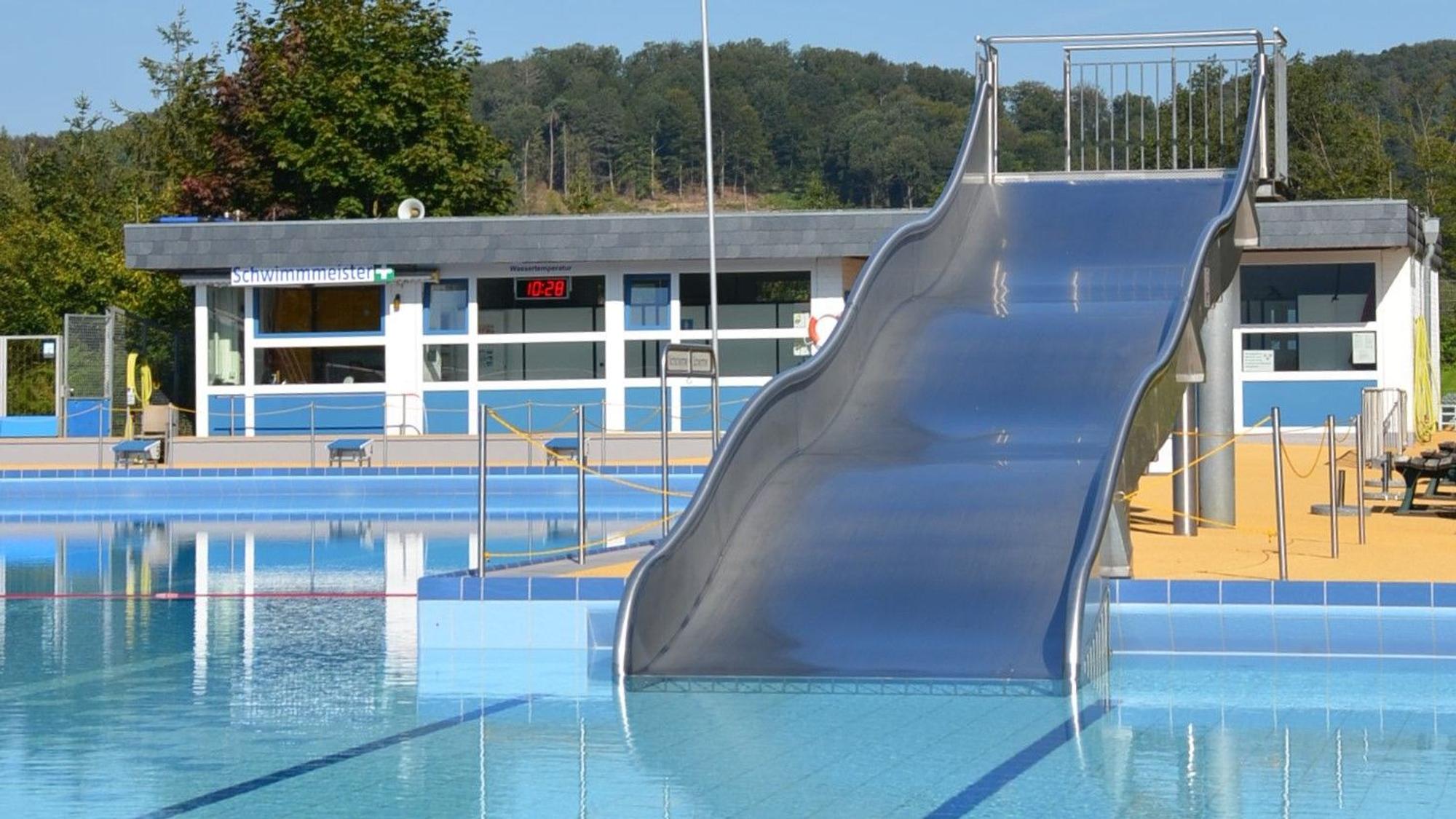 Das Panoramabad in Engelskirchen ist immer wieder in Reiseführern zu finden, jetzt auch in einem Buch zu entspannten Auszeiten im Bergischen Land. Unser Foto zeigt die Rutsche in dem Freibad.