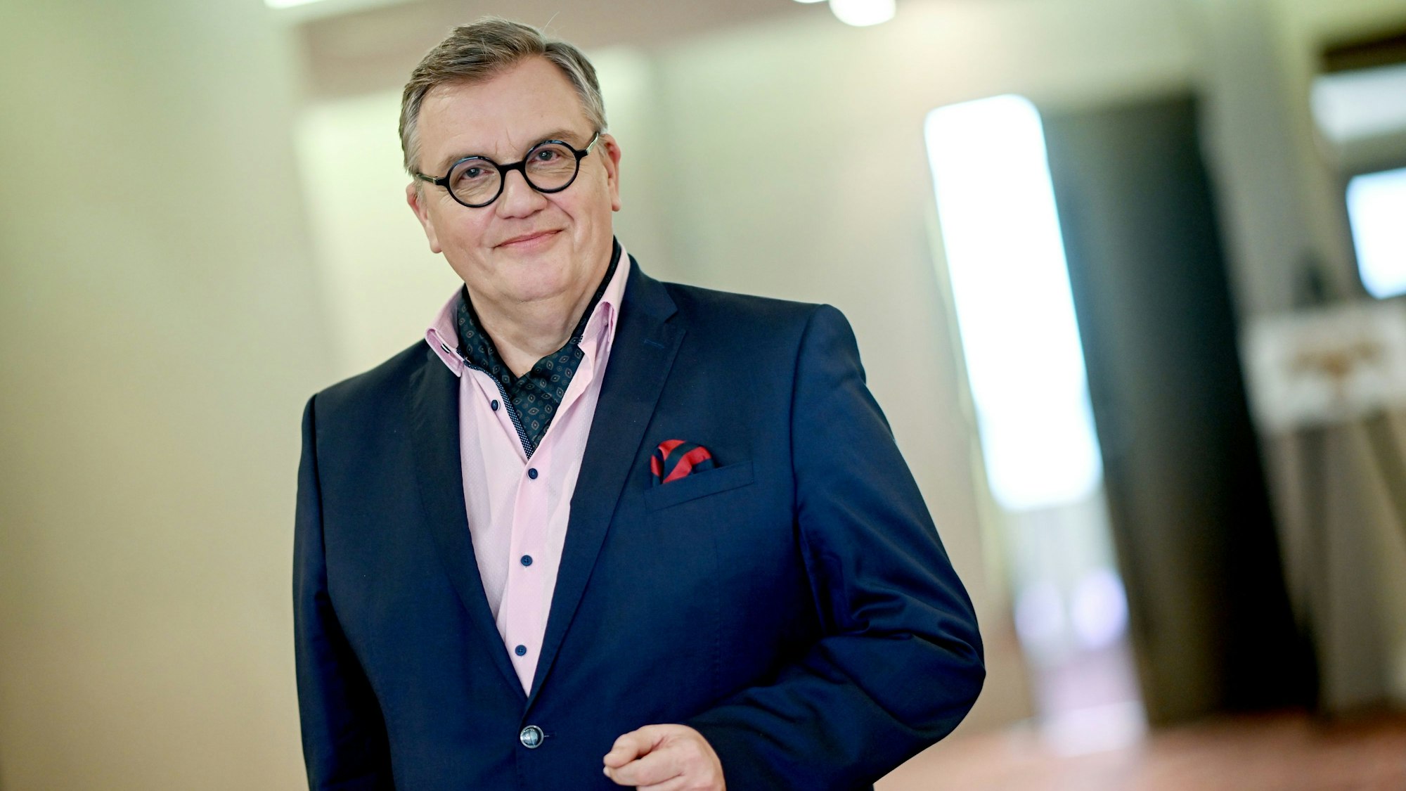 Hape Kerkeling, Schauspieler, Hörbuch- und Synchronsprecher und Autor, bei einem Fototermin im Rahmen eines dpa-Interviews.