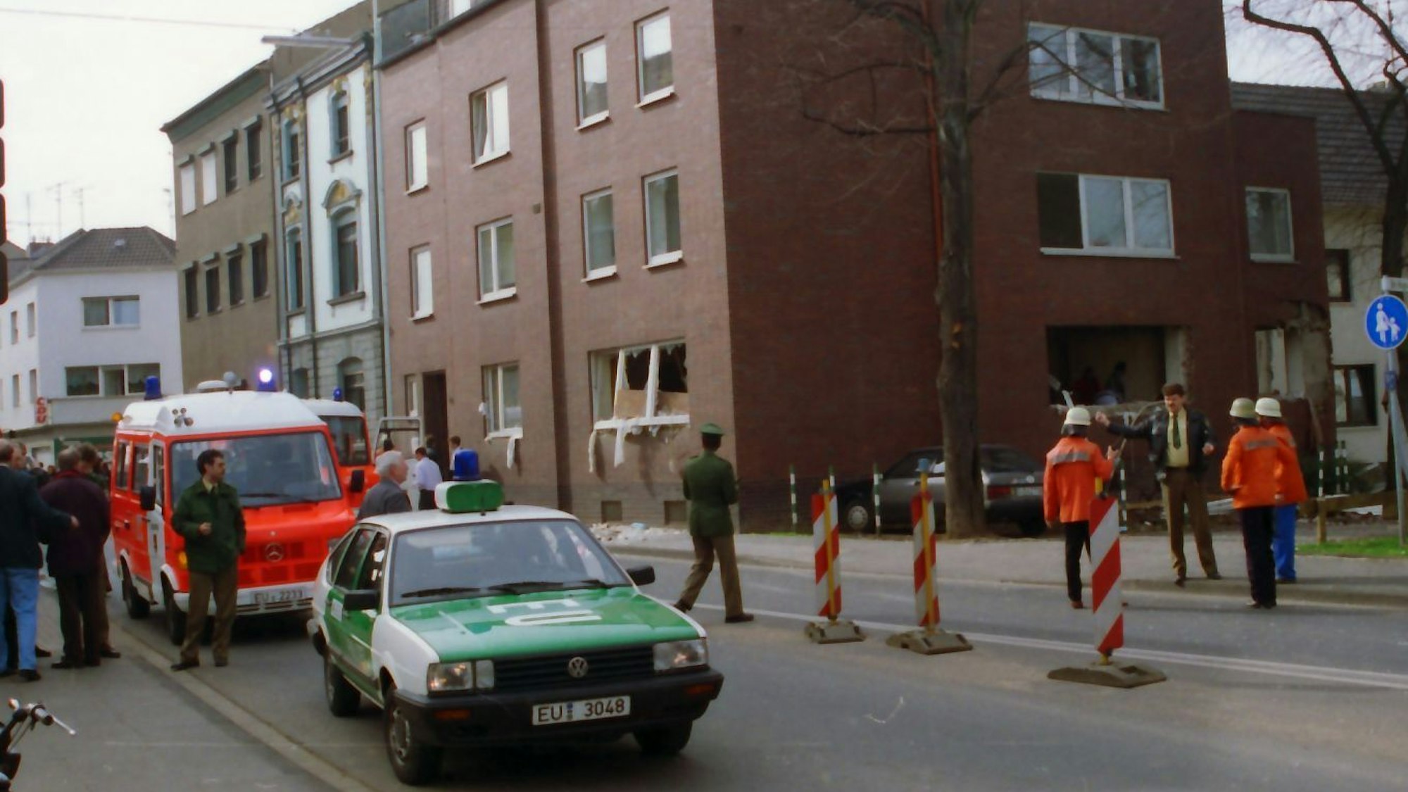 Das Bild zeigt den Tatort an der Oststraße von Euskirchen. Zu sehen sind ein Rettungswagen, ein Polizeiauto und zahlreiche Rettungskräfte.