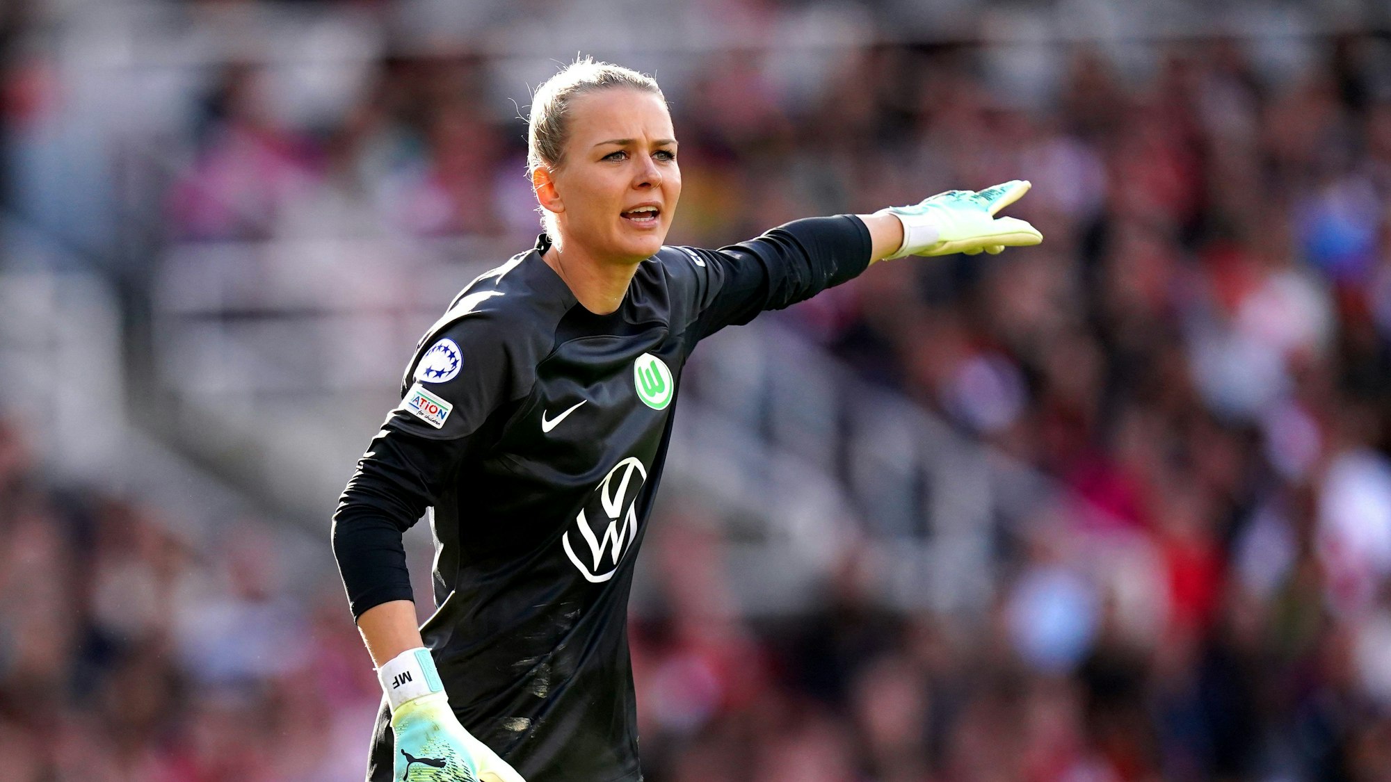 Merle Frohms, Torhüterin des VfL Wolfsburg, gestikuliert.