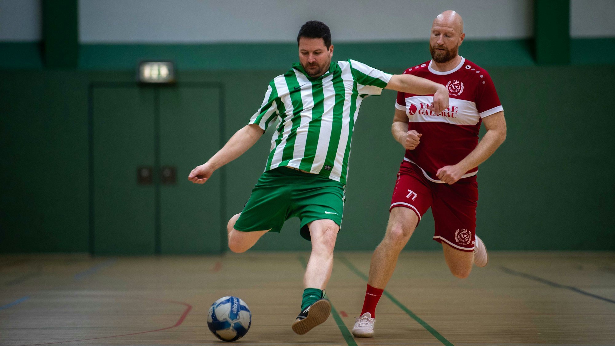 Eine Spielszene aus dem Ü32-Hallenturnier in Mechernich zwischen dem Gastgeber und dem SV Sötenich.