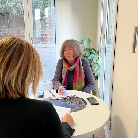 Caritas-Flüchtlingsberaterin Susanne Rabe-Rahman im Gespräch.