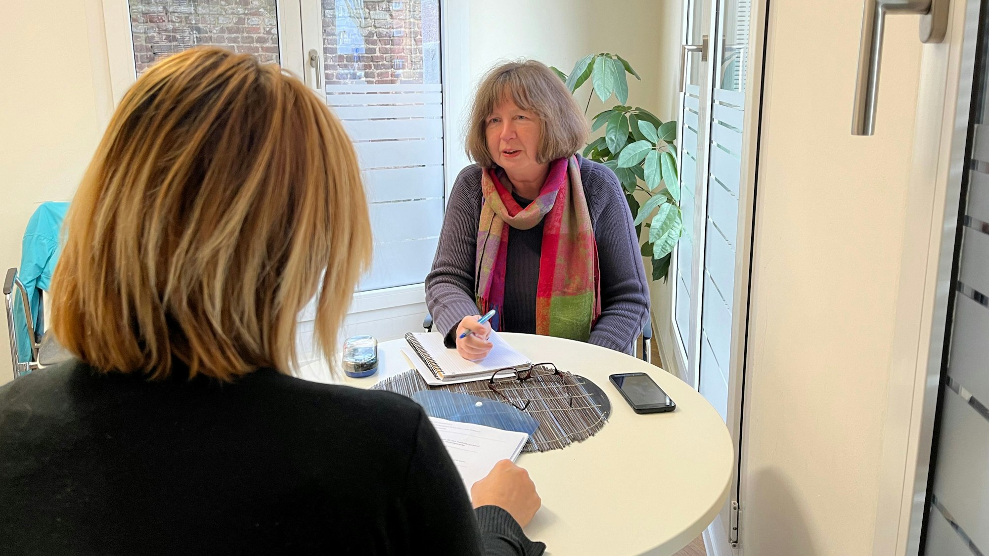 Caritas-Flüchtlingsberaterin Susanne Rabe-Rahman im Gespräch.