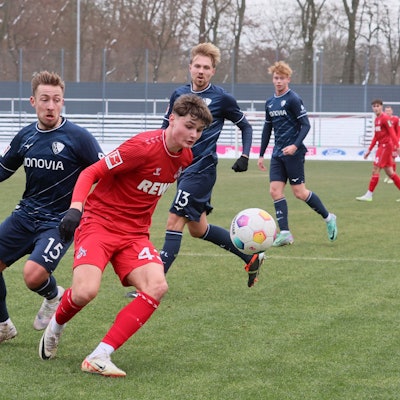 Testspiel, 1.FC Köln vs. VFL Bochum, 21.01.2024, von links: Felix Passlack (VFL), Jaka Cuber-Potocnik (1. FC Köln), Bild: Herbert Bucco