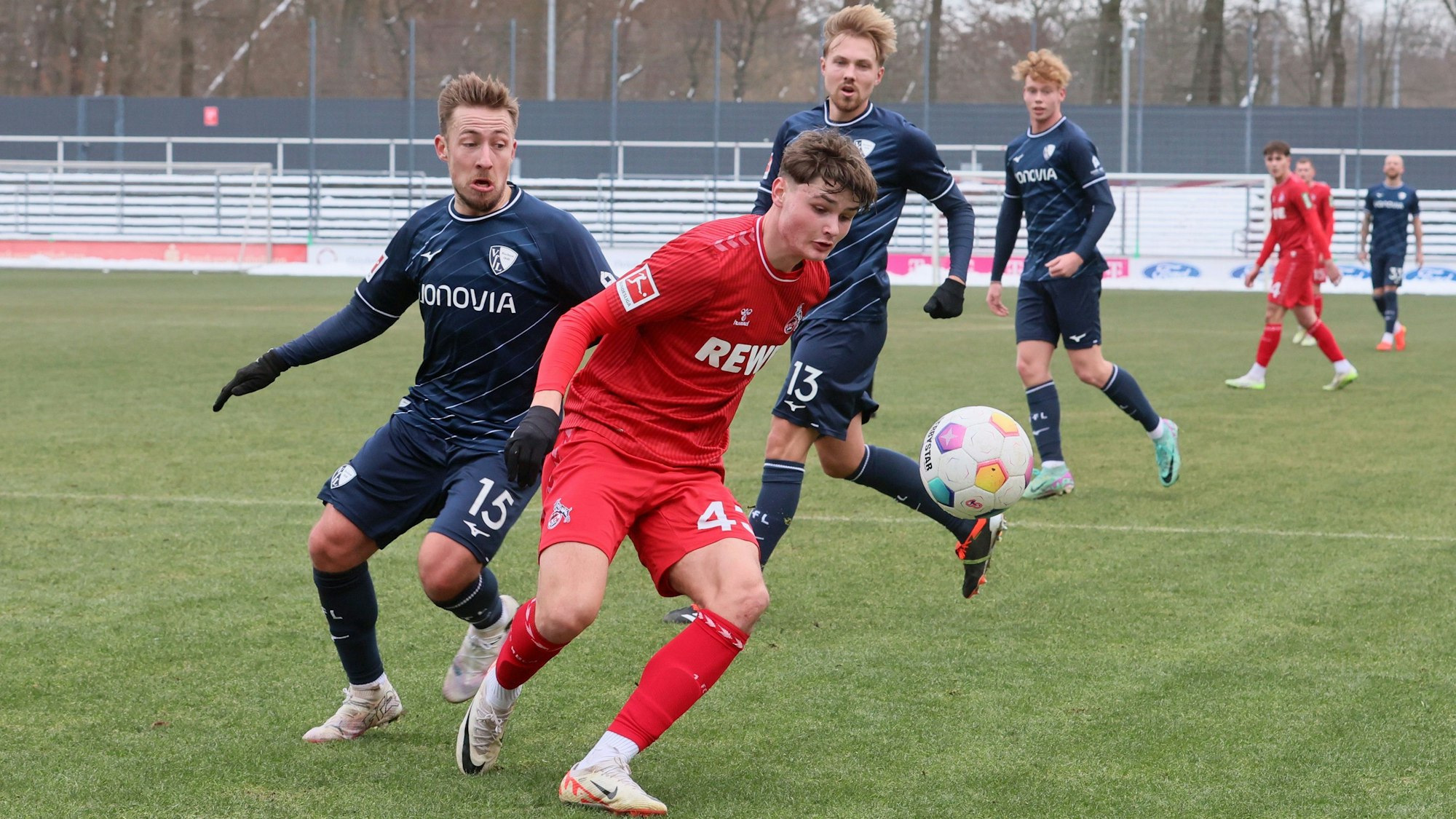 Testspiel, 1.FC Köln vs. VFL Bochum, 21.01.2024, von links: Felix Passlack (VFL), Jaka Cuber-Potocnik (1. FC Köln), Bild: Herbert Bucco