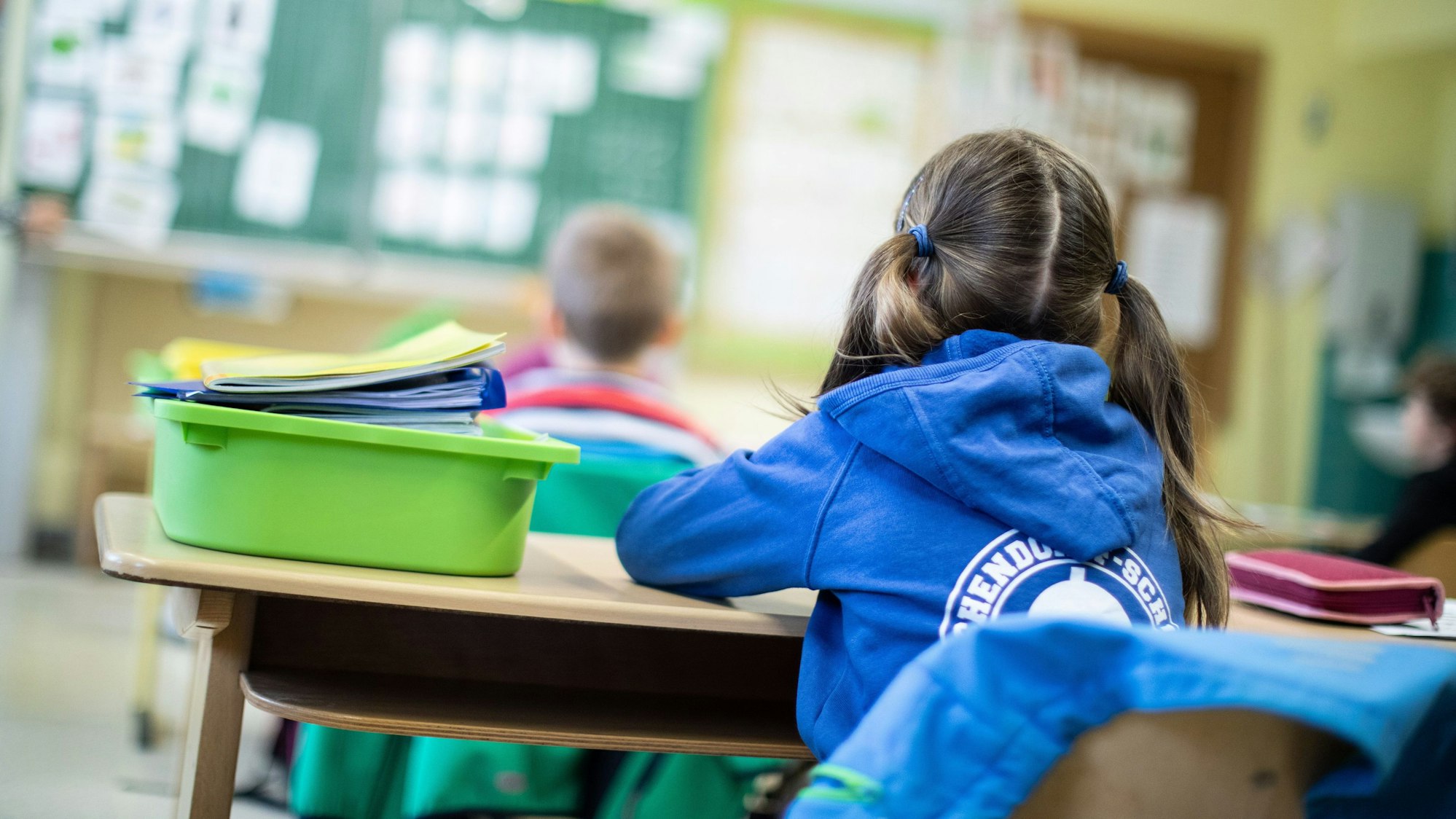 Schülerinnen und Schüler einer Grundschule sitzen in ihrem Klassenraum.