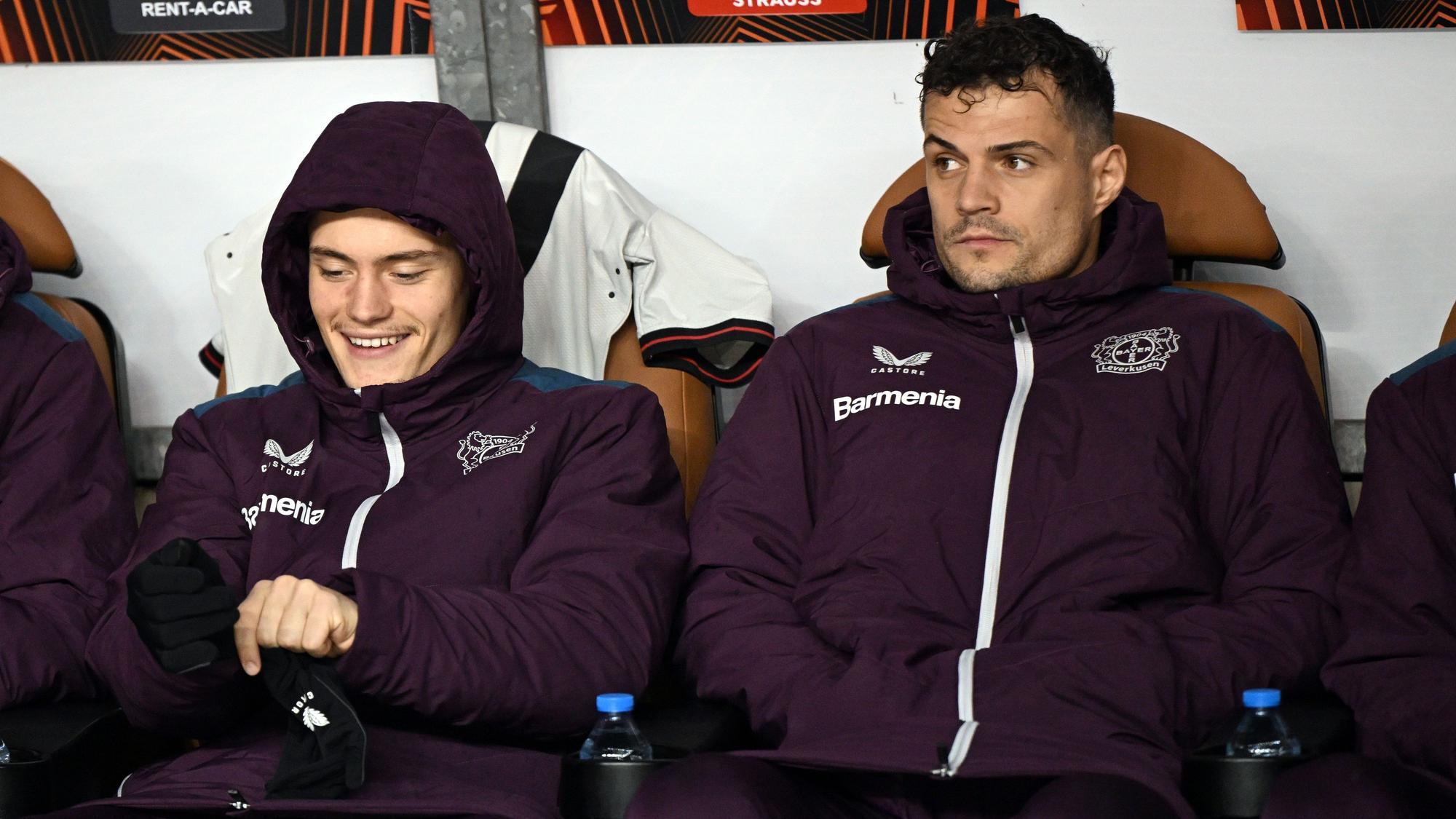 Auf der Bank im Tofiq Bahramov-Stadion. Leverkusens Florian Wirtz (l) und Granit Xhaka.