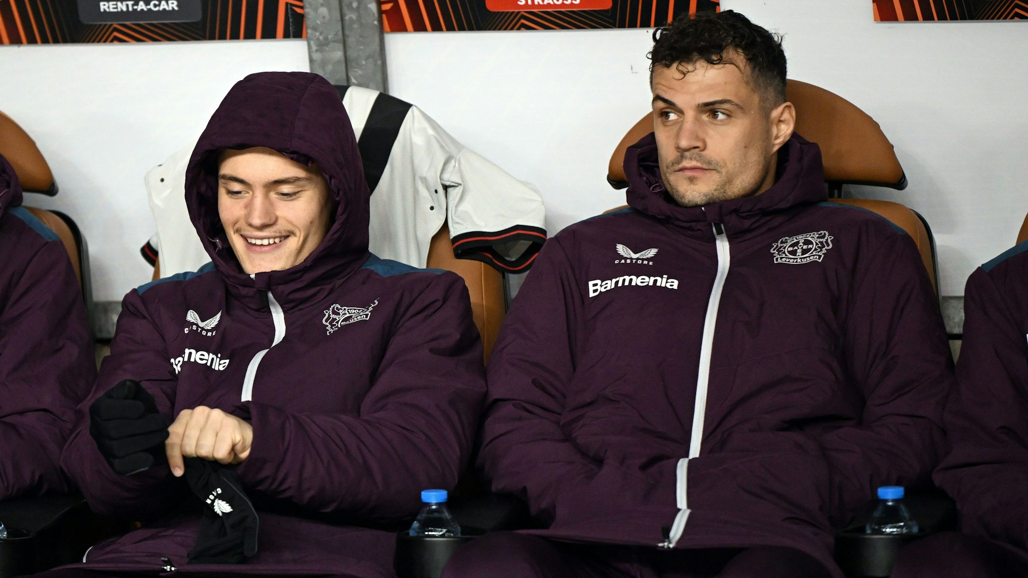 Auf der Bank im Tofiq Bahramov-Stadion. Leverkusens Florian Wirtz (l) und Granit Xhaka.