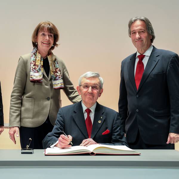 Im Bild v.l.n.r. Bernhard Steiner, Henriette Reker, Gerd-Kurt Schwieren und Jürgen Nimptsch. Die Männer tragen sich ins Goldene Buch der Stadt ein.