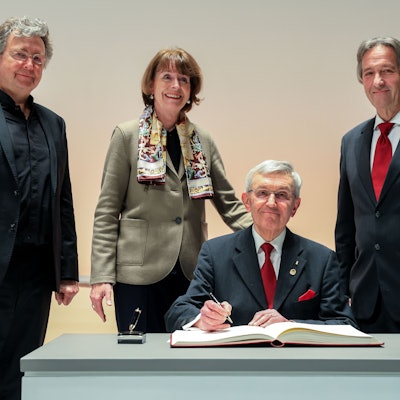 Im Bild v.l.n.r. Bernhard Steiner, Henriette Reker, Gerd-Kurt Schwieren und Jürgen Nimptsch. Die Männer tragen sich ins Goldene Buch der Stadt ein.
