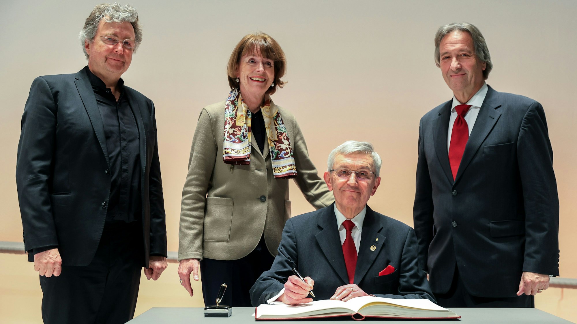 Im Bild v.l.n.r. Bernhard Steiner, Henriette Reker, Gerd-Kurt Schwieren und Jürgen Nimptsch. Die Männer tragen sich ins Goldene Buch der Stadt ein.