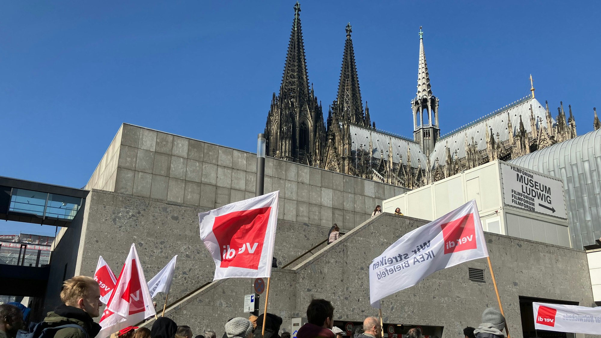 Verdi-Streik Einzelhandel, Demo zieht durch Kölner Altstadt.