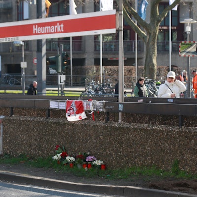 Kerzen und Blumen liegen am Heumarkt an der Stelle eines tödlichen Unfalls.