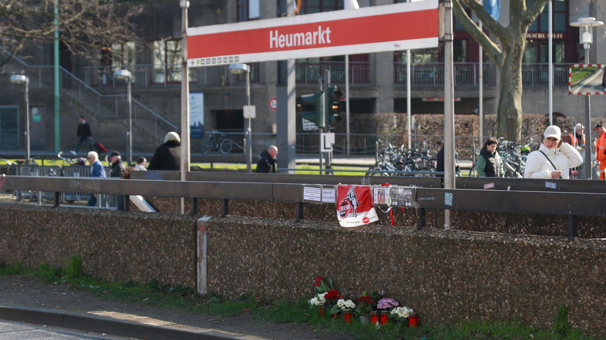 Kerzen und Blumen liegen am Heumarkt an der Stelle eines tödlichen Unfalls.