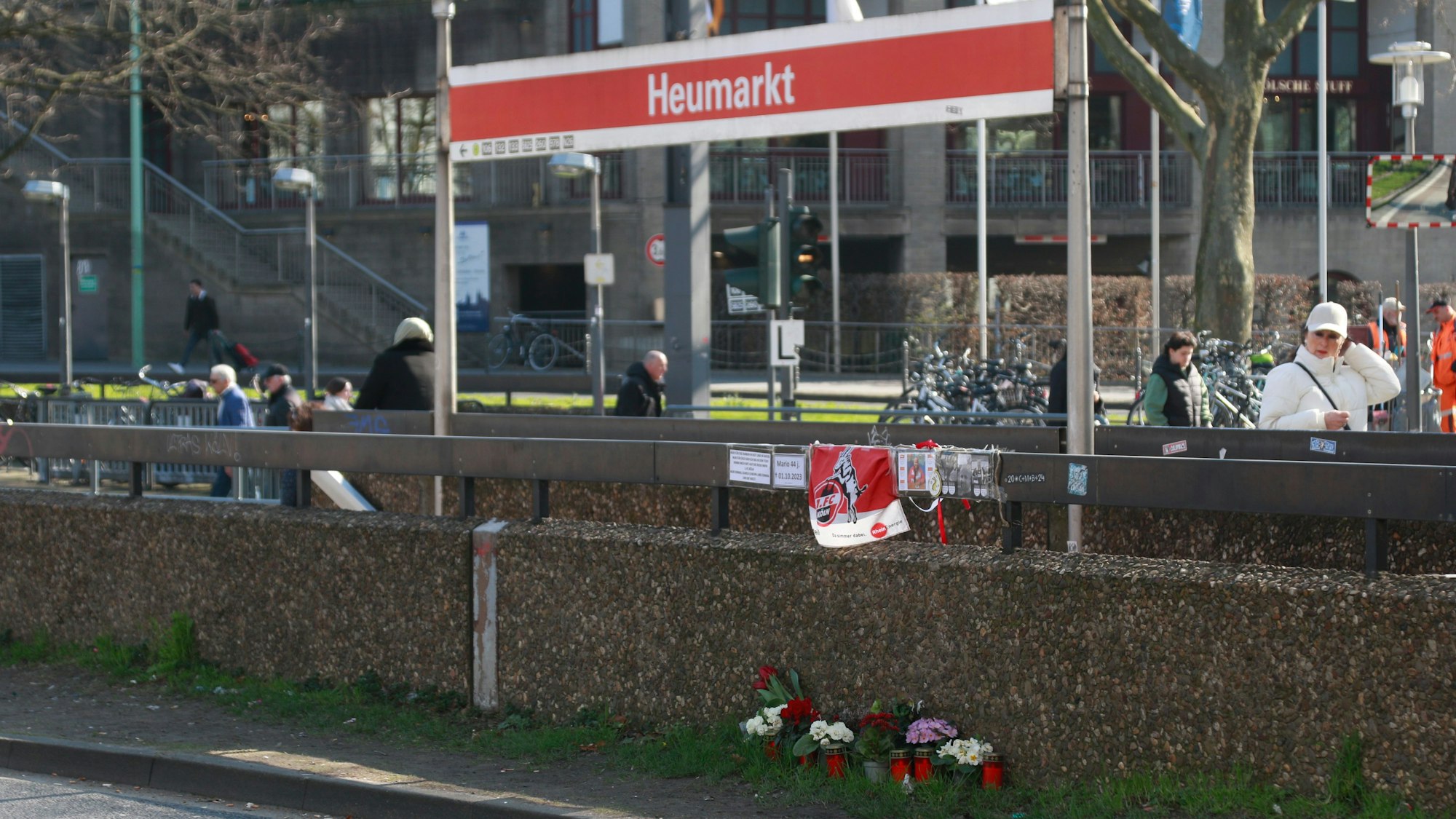 Kerzen und Blumen liegen am Heumarkt an der Stelle eines tödlichen Unfalls.