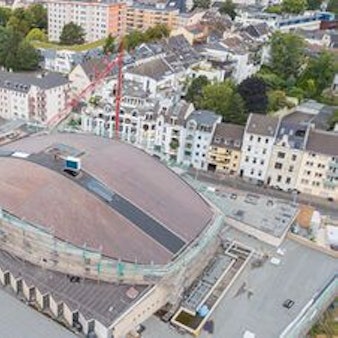 Die Baustelle der Beethovenhalle mit Kränen von oben.