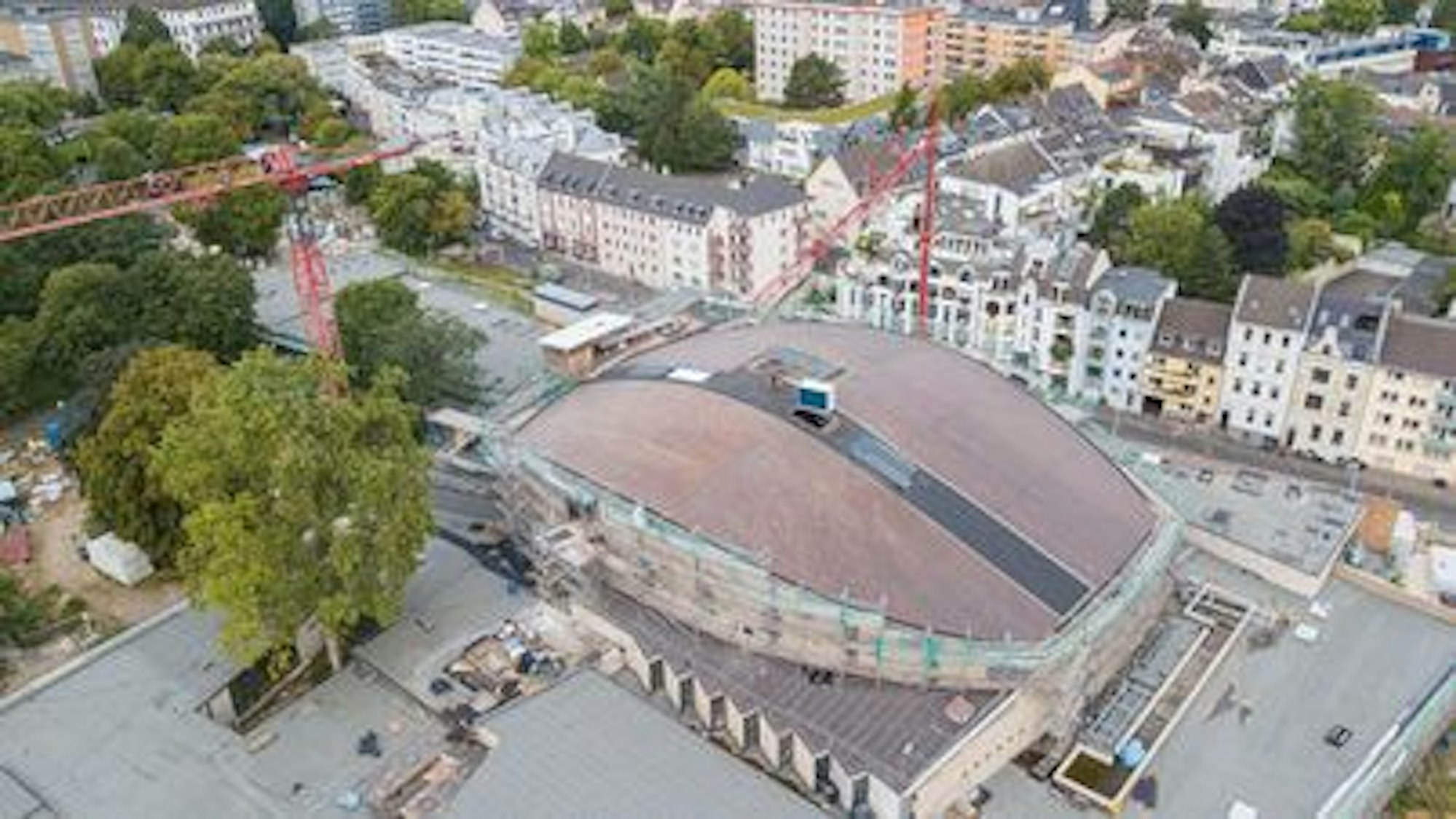 Die Baustelle der Beethovenhalle mit Kränen von oben.