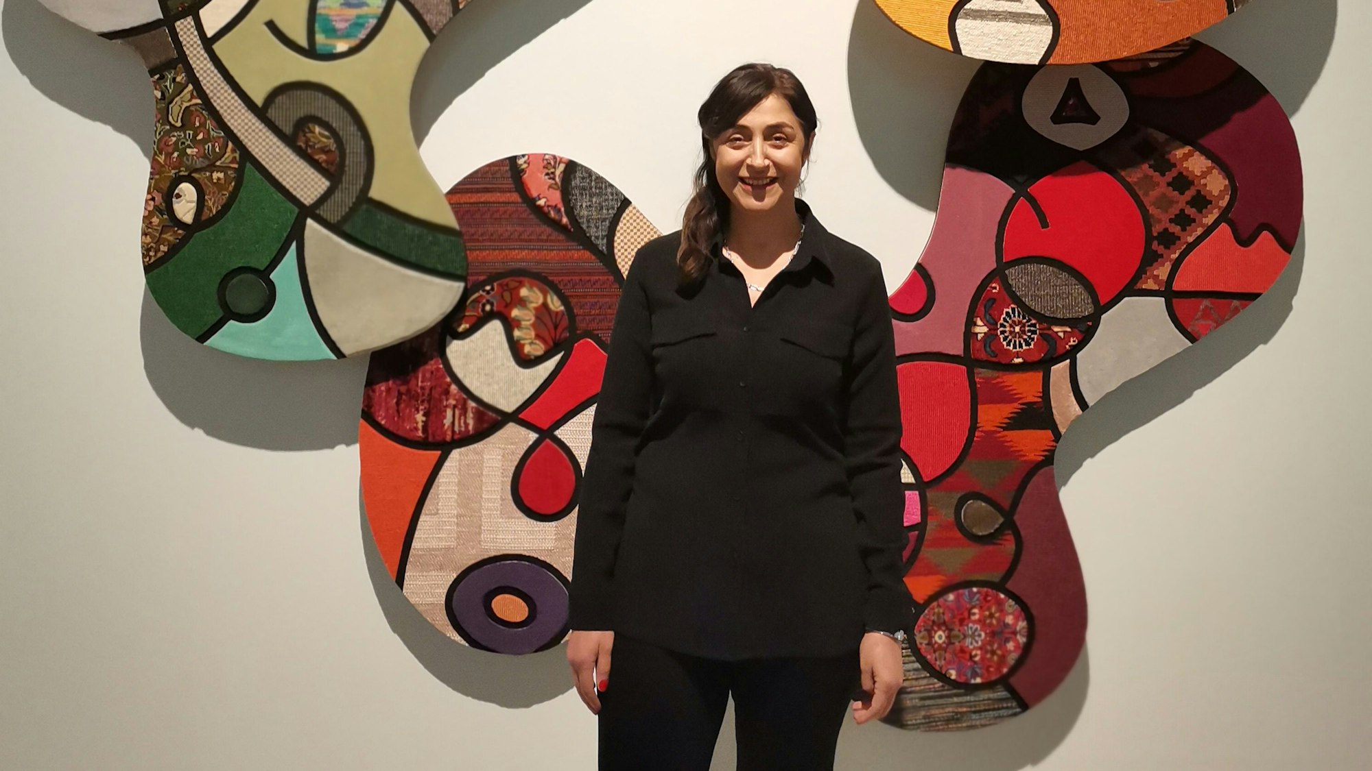Nevin Aladağ vor einem ihrer Werke im Max Ernst Museum.