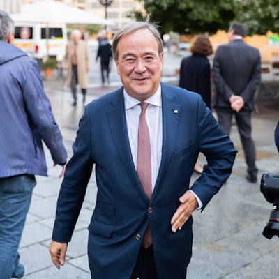 Armin Laschet (CDU), ehemaliger NRW-Ministerpräsident und ehemaliger CDU-Bundesvorsitzender, kommt zur Eröffnungsveranstaltung der Bundeskanzler-Helmut-Kohl-Stiftung in der Friedrichstadtkirche am Gendarmenmarkt. +++ dpa-Bildfunk +++