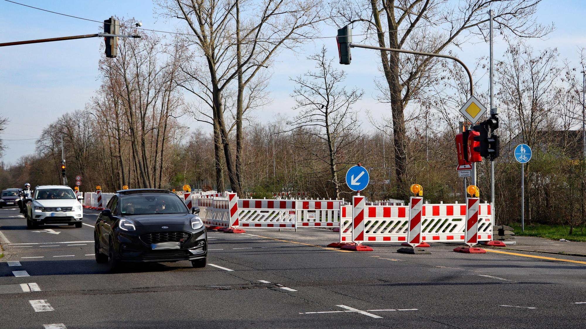 Auf dem Bild ist eine Baustelle zu sehen.