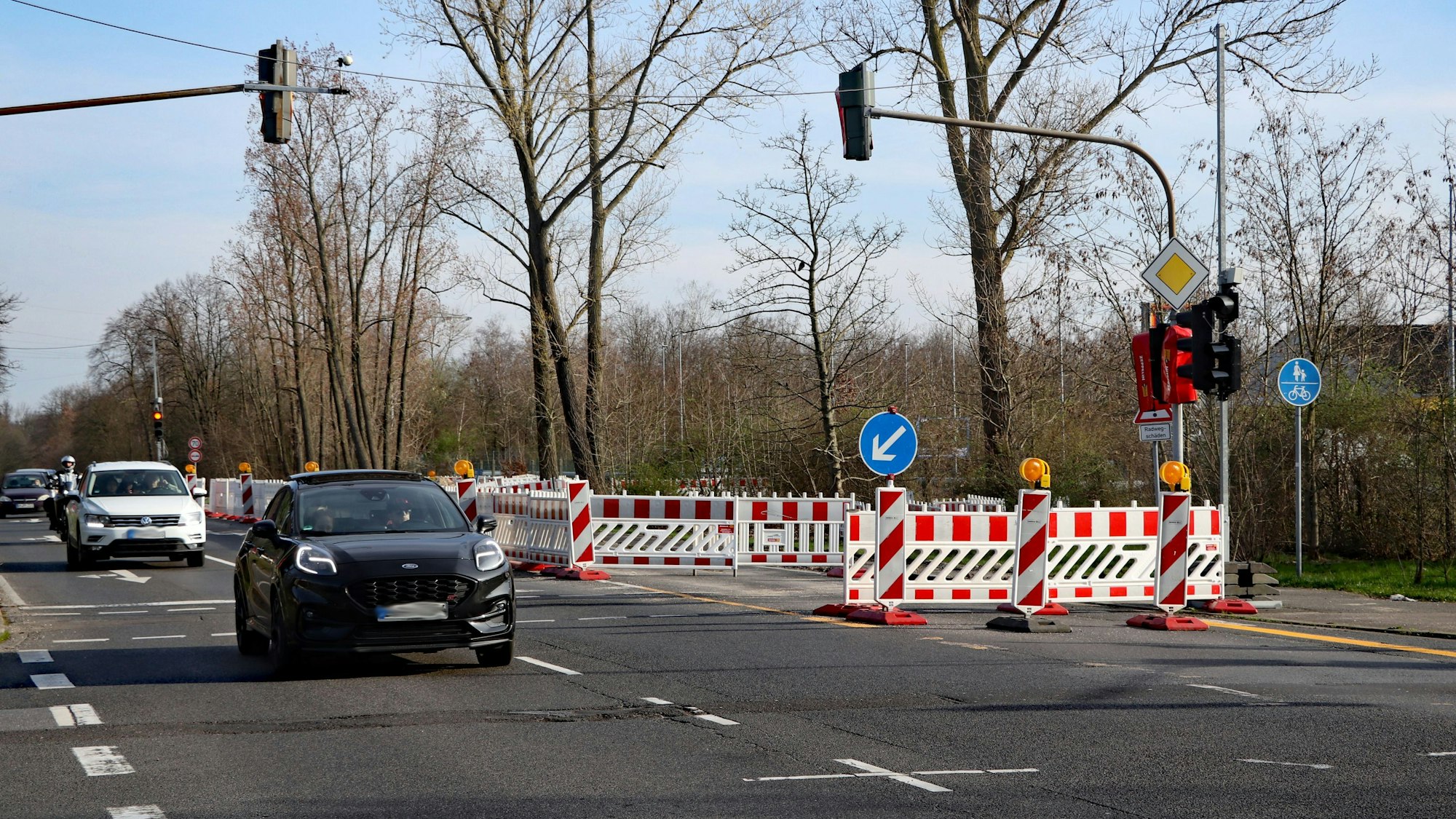 Auf dem Bild ist eine Baustelle zu sehen.