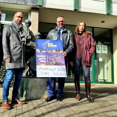 Am Dienstag, 4. Juni 2024, spielt die Big Band der Bundeswehr gemeinsam mit dem Orchesterverein Hilgen (OVH) in Burscheid. Zur Pressekonferenz versammelten sich nun vorm Rathaus (v.l.) Richard Kretzer (Vorstand OVH), Martin Mudlaff (Vorstandsvorsitzender OVH), Stabshauptmann Johannes M. Langendorf (Big Band der Bundeswehr) und Charlotte Schauerte (Pressesprecherin OVH).