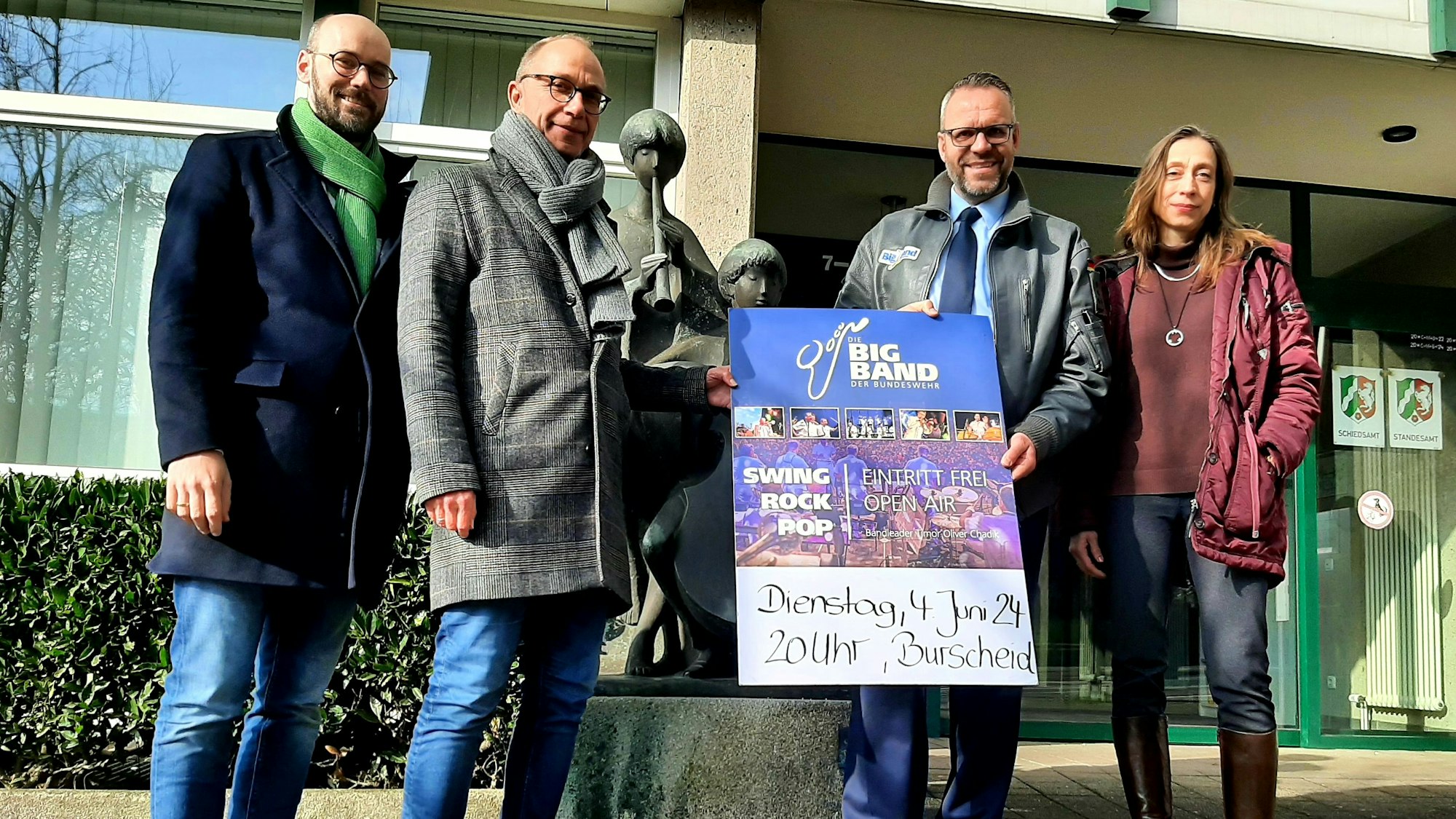 Am Dienstag, 4. Juni 2024, spielt die Big Band der Bundeswehr gemeinsam mit dem Orchesterverein Hilgen (OVH) in Burscheid. Zur Pressekonferenz versammelten sich nun vorm Rathaus (v.l.) Richard Kretzer (Vorstand OVH), Martin Mudlaff (Vorstandsvorsitzender OVH), Stabshauptmann Johannes M. Langendorf (Big Band der Bundeswehr) und Charlotte Schauerte (Pressesprecherin OVH).