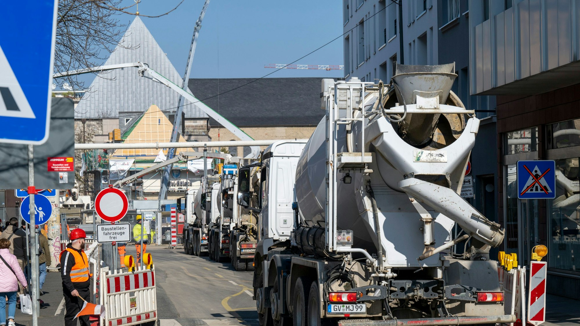 Die Betonmischer stehen am Freitag Schlange vor der Baugrube.
