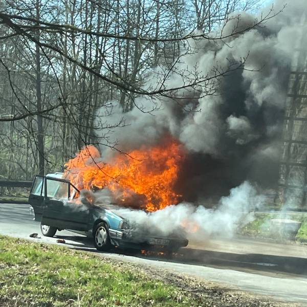 Das Auto des Ehepaars stand lichterloh in Flammen.