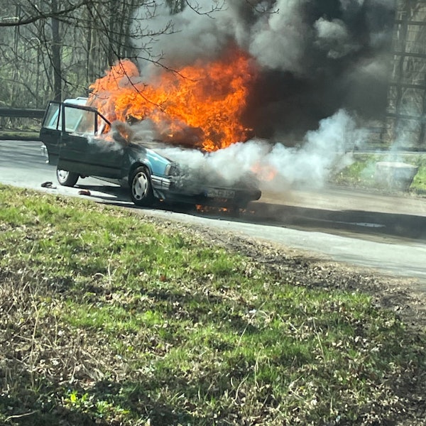 Das Auto des Ehepaars stand lichterloh in Flammen.