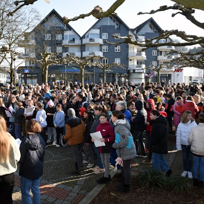 Viele Menschen stehen auf dem Edmund-Schiefeling-Platz in Engelskirchen.