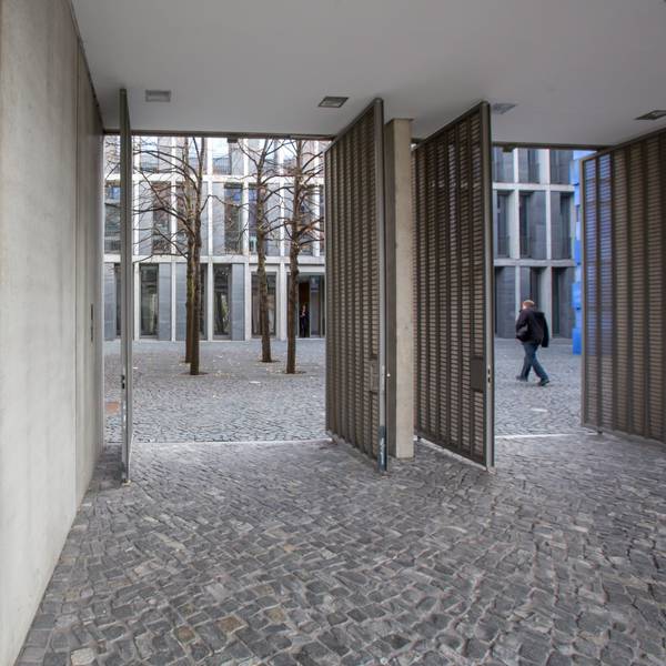 Eingang zum Bundesarbeitsgericht in Erfurt