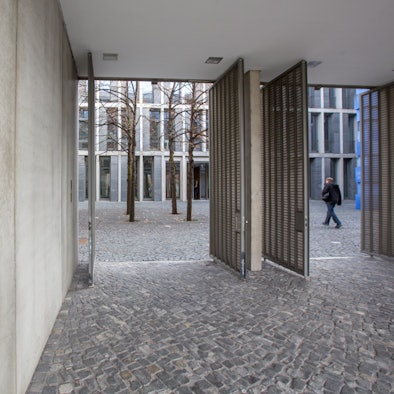 Eingang zum Bundesarbeitsgericht in Erfurt