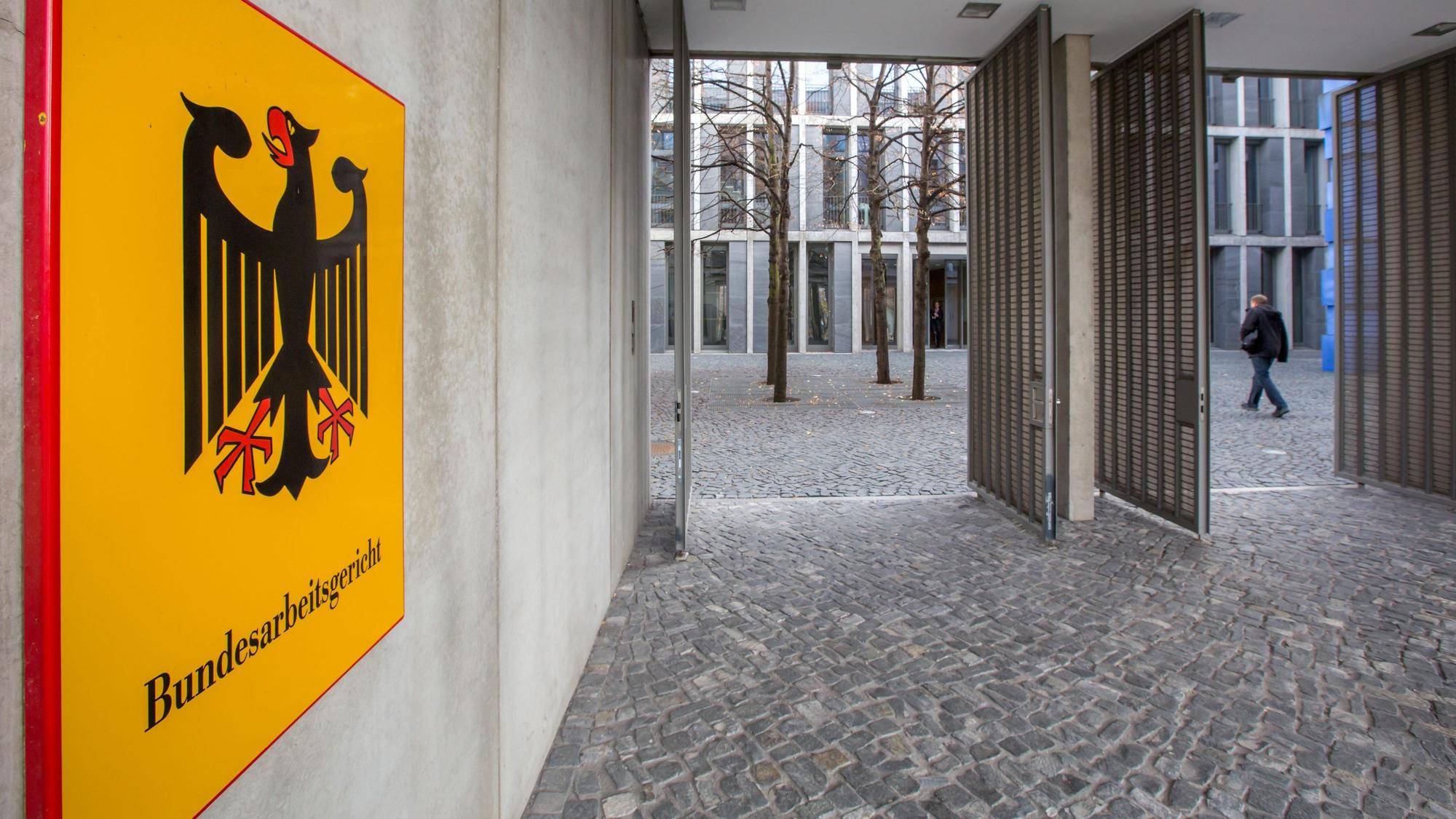 Eingang zum Bundesarbeitsgericht in Erfurt