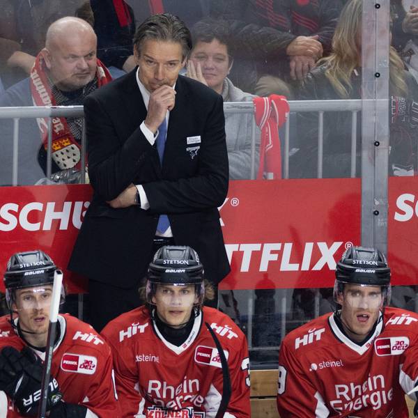 Kölner Haie-Trainer Uwe Krupp hinter seinen Profis