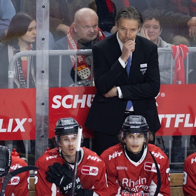 Kölner Haie-Trainer Uwe Krupp hinter seinen Profis