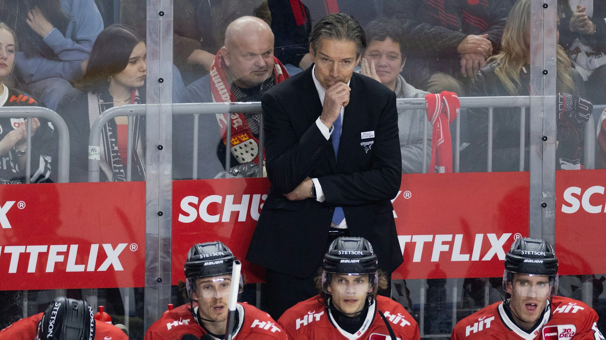 Kölner Haie-Trainer Uwe Krupp hinter seinen Profis