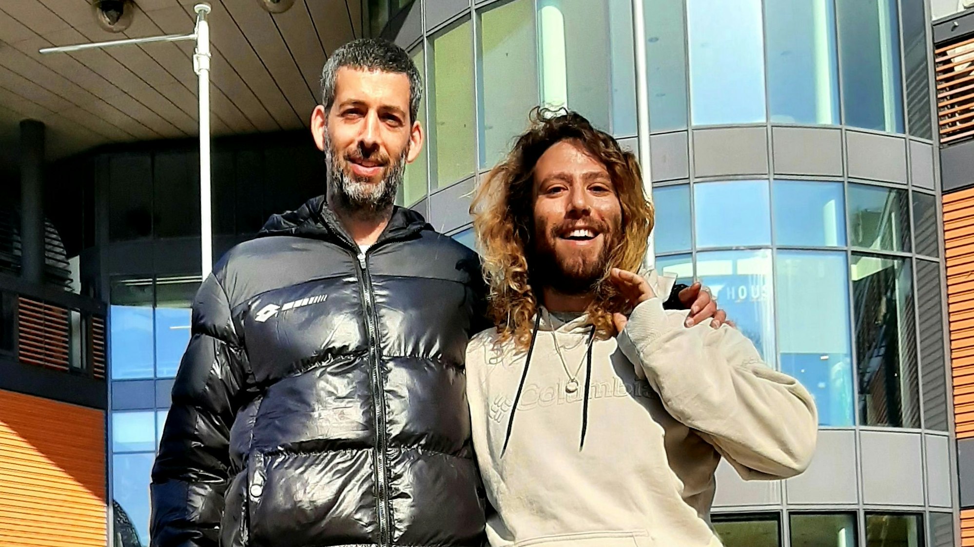 Yanay Katzir (l.) und Tomer Itamari verloren Familienangehörige und Freunde beim Terror-Angriff der Hamas am 7. Oktober in Israel – und suchen nun in Leverkusen ein paar Momente der Ablenkung.