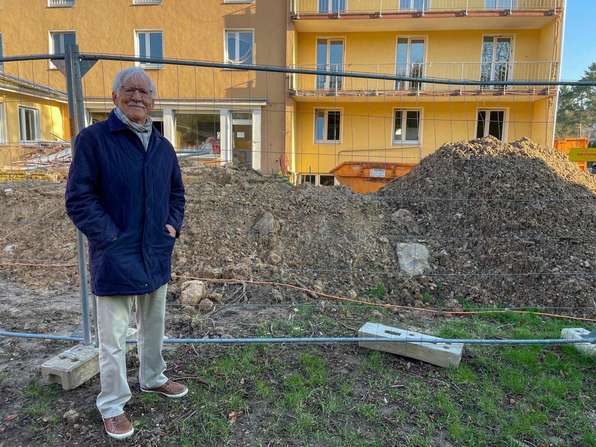 Durch das linke Fenster, unter dem der Container jetzt steht, ist Klaus Rosin immer gestiegen, als er Ende der 50er-Jahre dort lebte.