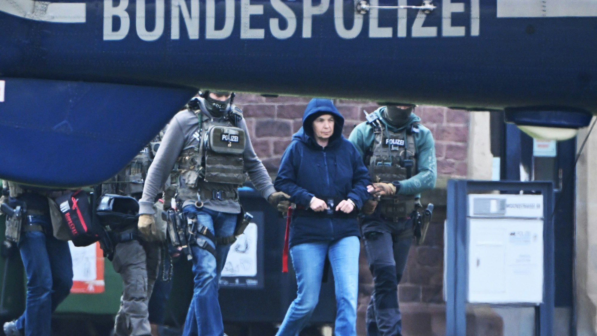 Bundespolizisten führen die RAF-Terroristin Daniela Klette am Donnerstag (7. März) ab.
